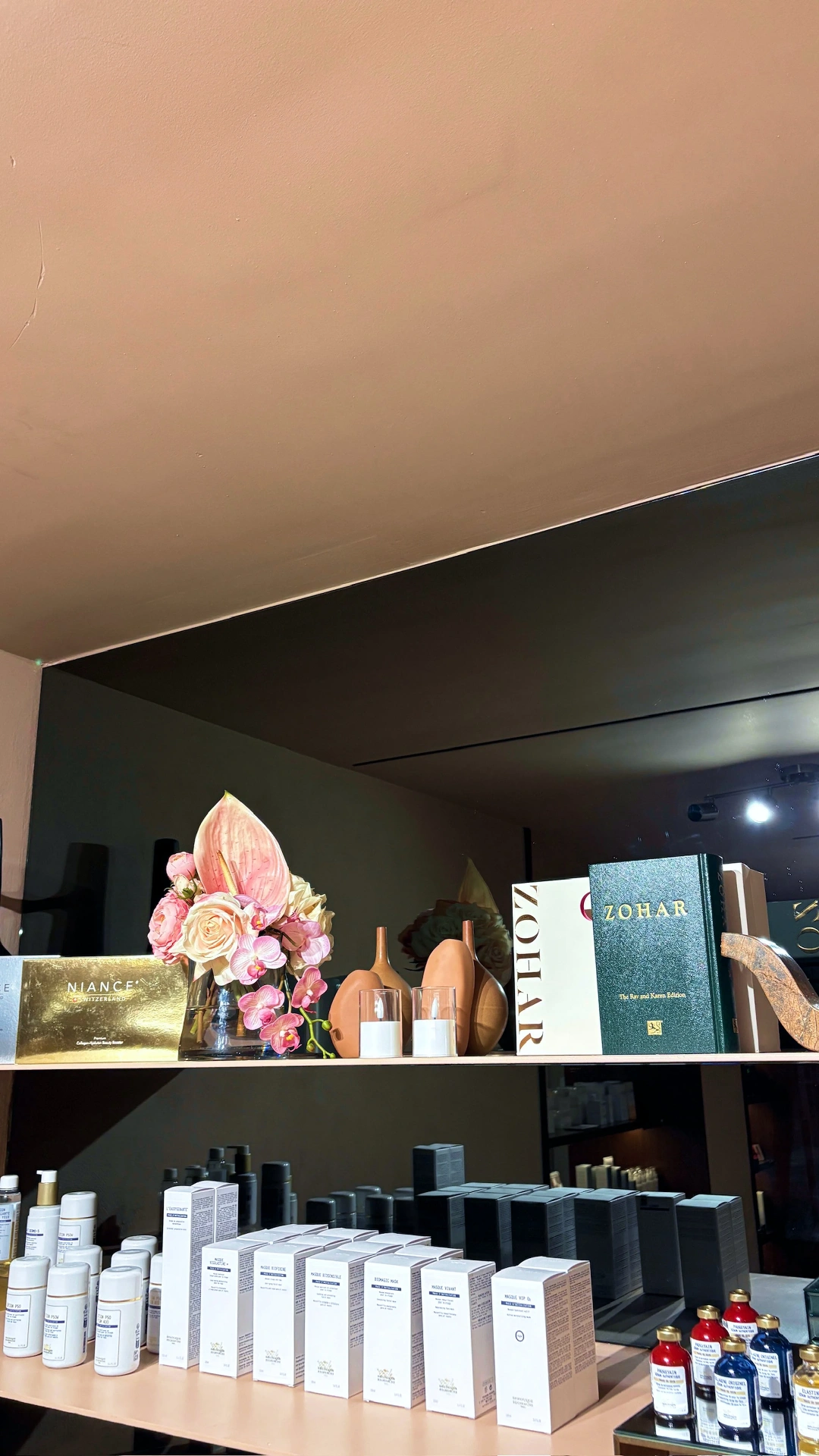 Display shelf with the ZOHAR book, Niance gold set and serums