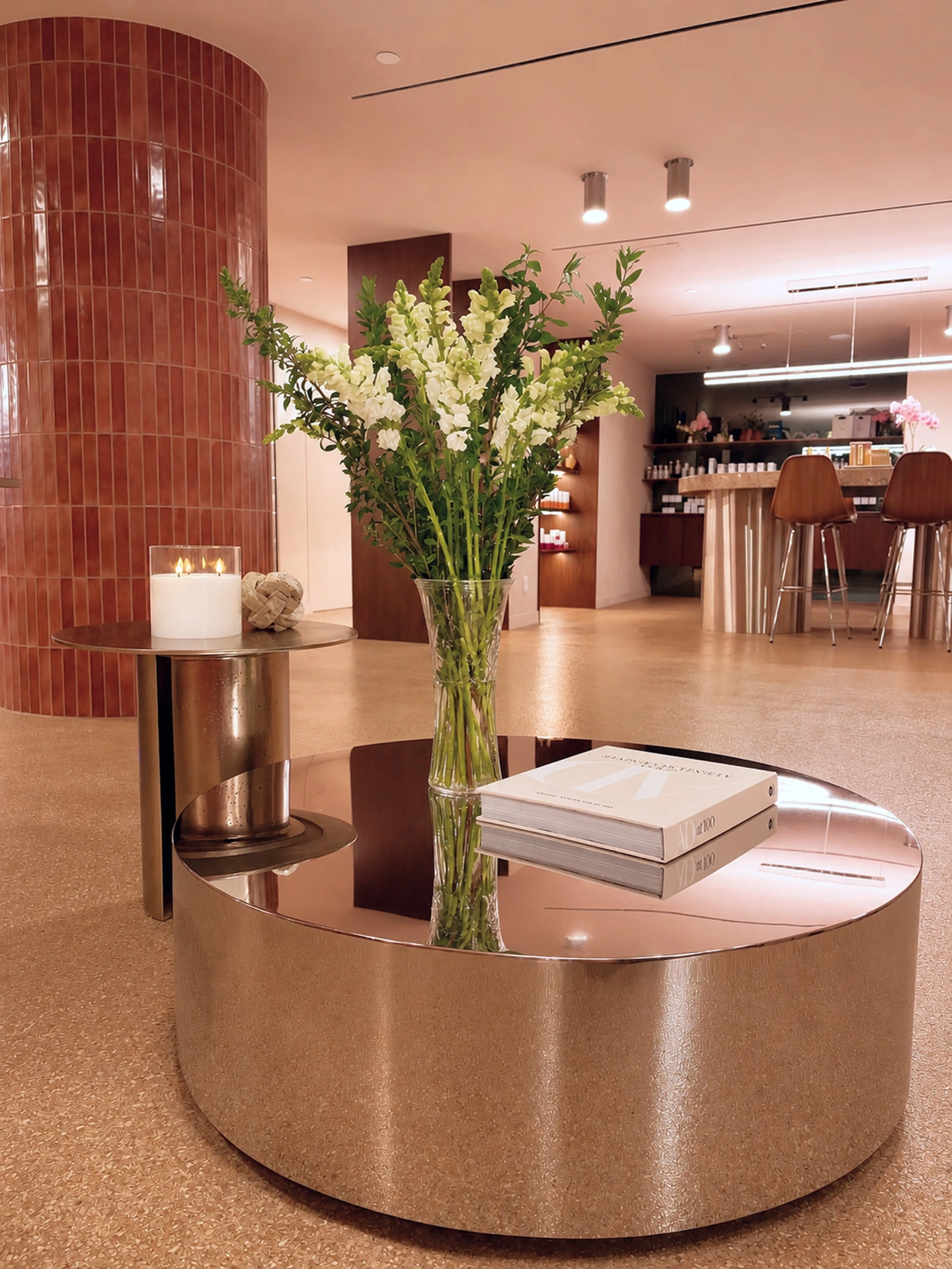 Mirrored coffee table with fresh flowers in the Zohar lounge